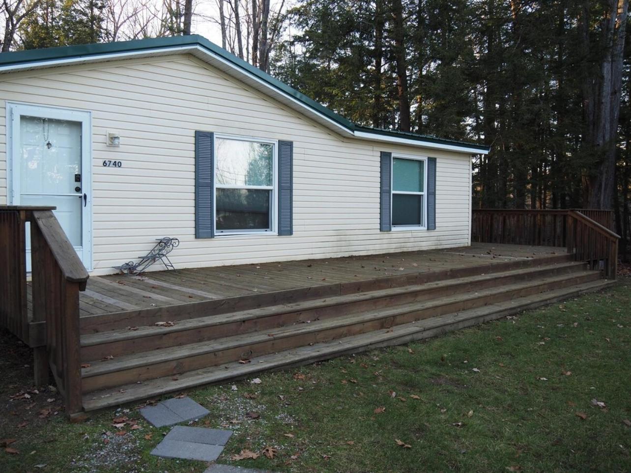 The Green Lake Getaway - Shared Lake Access! Interlochen Exterior foto